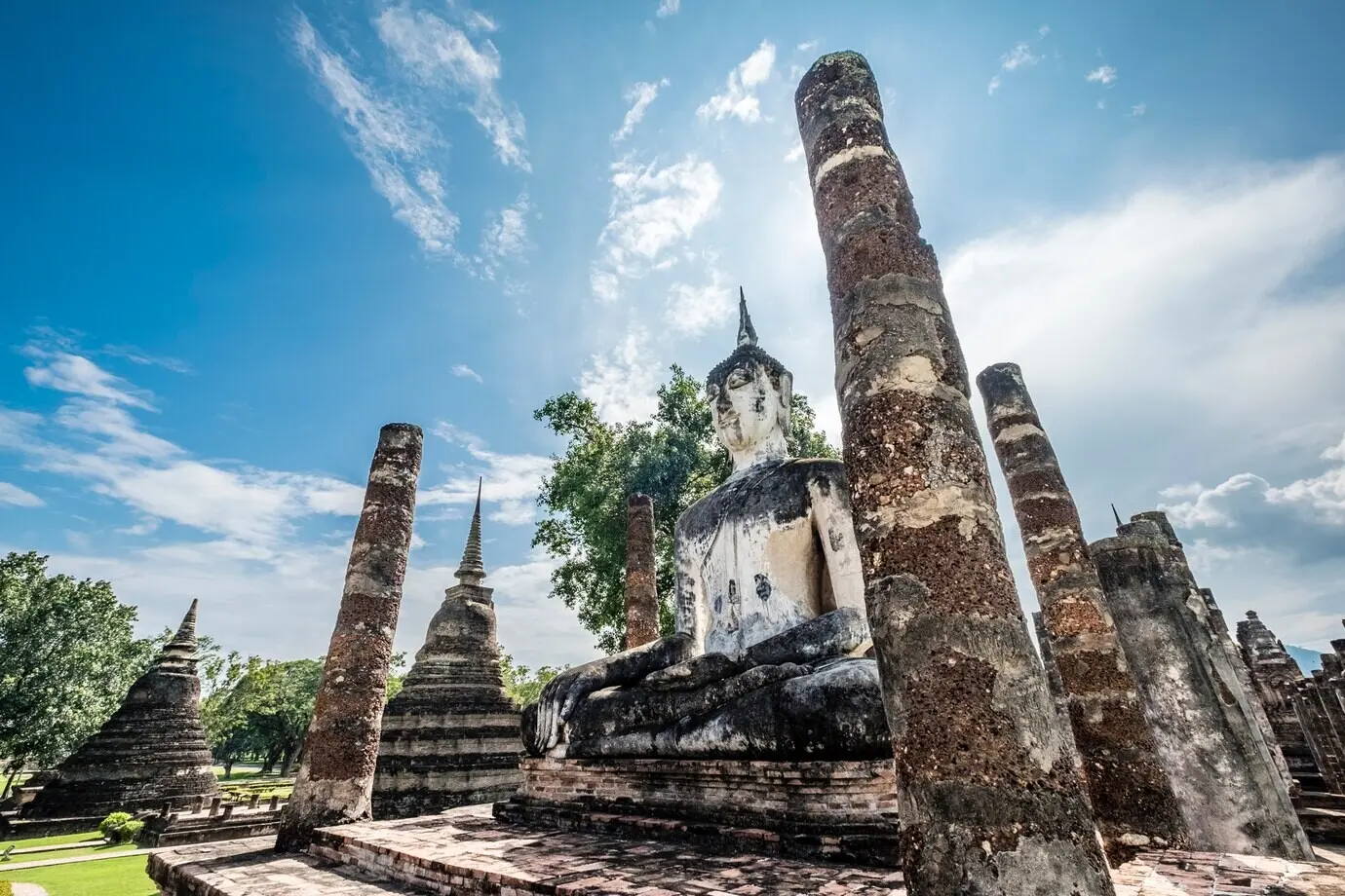 Buddha und Tempel aus dem antiken Kulturerbe in Thailand